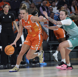 Valencia Basket remonta en el último cuarto ante Estepona con una Fiebich imparable (82-74)