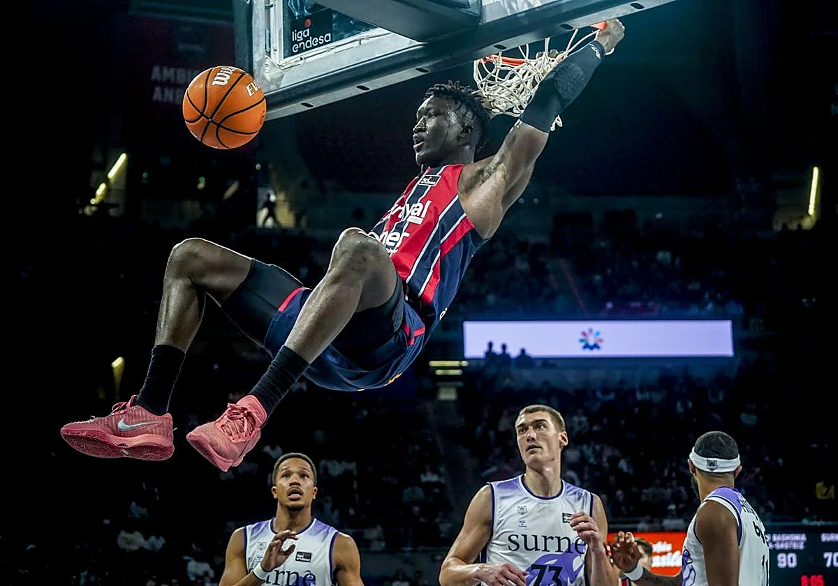 Baskonia incendia el derbi con una primera parte histórica y desborda al Bilbao Basket (110-91)
