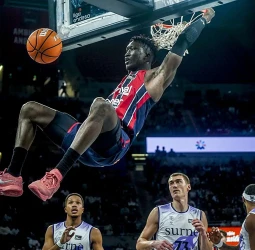 Baskonia incendia el derbi con una primera parte histórica y desborda al Bilbao Basket (110-91)