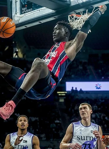Baskonia incendia el derbi con una primera parte histórica y desborda al Bilbao Basket (110-91)