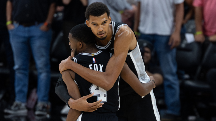 Wembanyama domina las alturas y Fox marca el rumbo en su regreso: los Spurs vencen a los Pelicans (126-119)