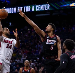 Powell prende fuego a Miami y los Heat encadenan su cuarta victoria seguida, 127-117