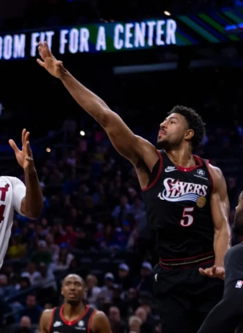 Powell prende fuego a Miami y los Heat encadenan su cuarta victoria seguida, 127-117