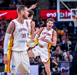 España firma una noche arrolladora y pasa por encima de Georgia en Tenerife (90-61)