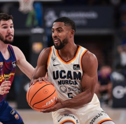 UCAM Murcia sabe sufrir y se lleva el triunfo del Palau (78-81)
