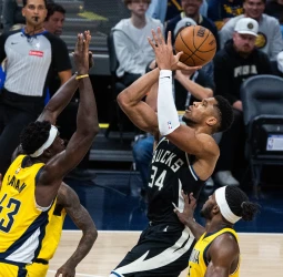 Giannis silencia Indianápolis con un tiro ganador sobre la bocina (117-115)