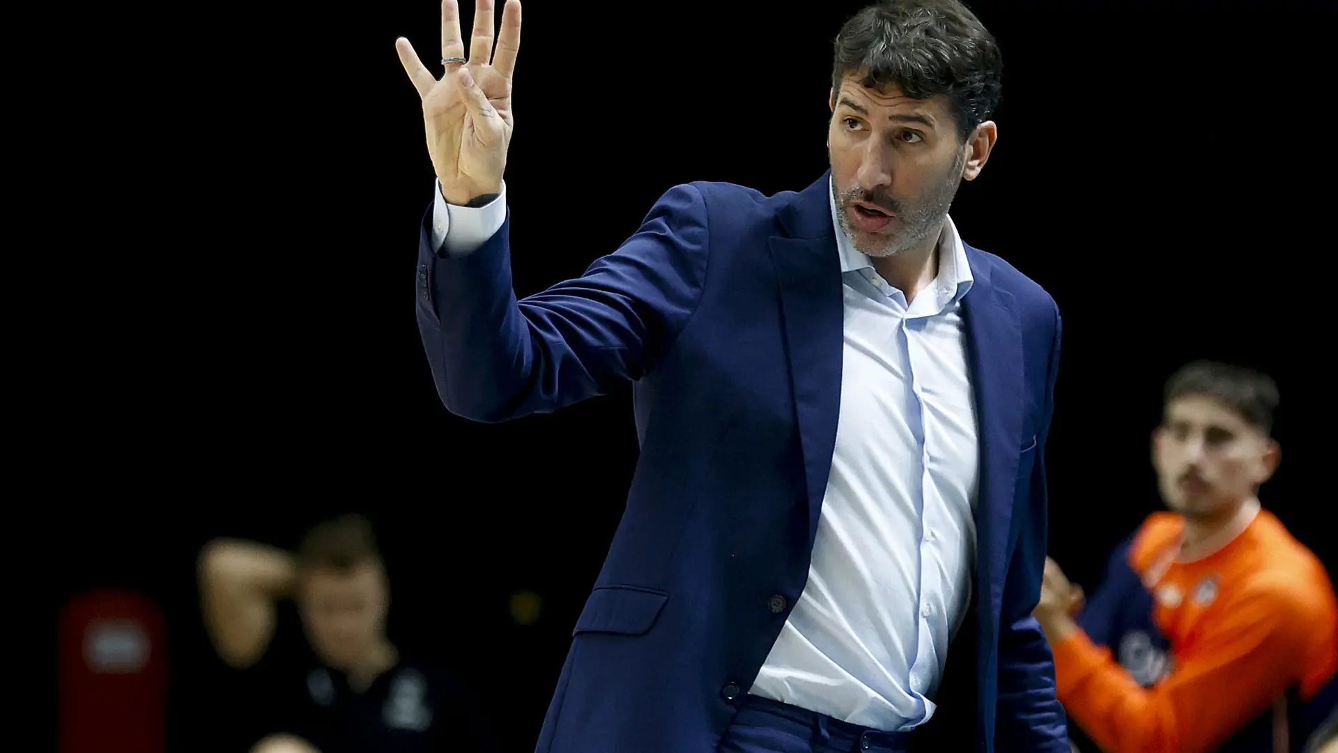 Maccabi Tel Aviv sondea la opción de Álex Mumbrú