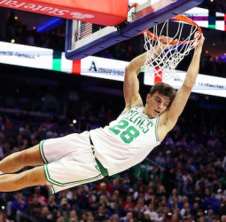 Jaylen Brown impone su ley en Philadelphia y guía a Boston a un triunfo agónico ante los Sixers (109-108)