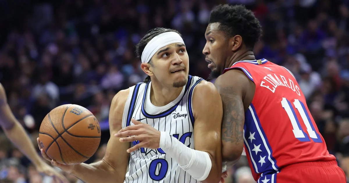Anthony Black rompe el duelo en una primera parte descomunal y Orlando arrasa a unos Sixers diezmados (144-103)