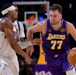 Reaves brilla con 38 puntos y Luka domina a su exequipo: los Lakers arruinan el regreso de Davis (129-119)