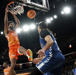 Valencia Basket marca el paso, Baskonia frena al líder y UCAM asalta el Palau