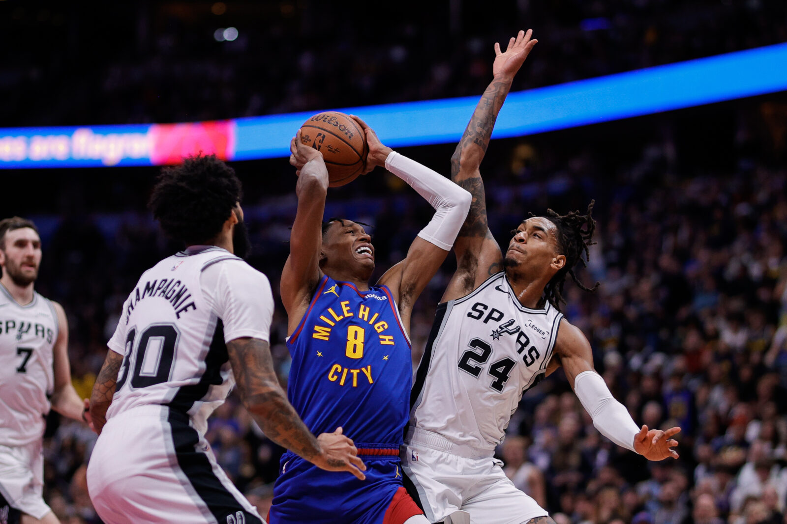 Vassell desata un festival ofensivo y los Spurs remontan 18 puntos para meterse en cuartos de la NBA Cup (139-136)