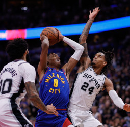 Vassell desata un festival ofensivo y los Spurs remontan 18 puntos para meterse en cuartos de la NBA Cup (139-136)