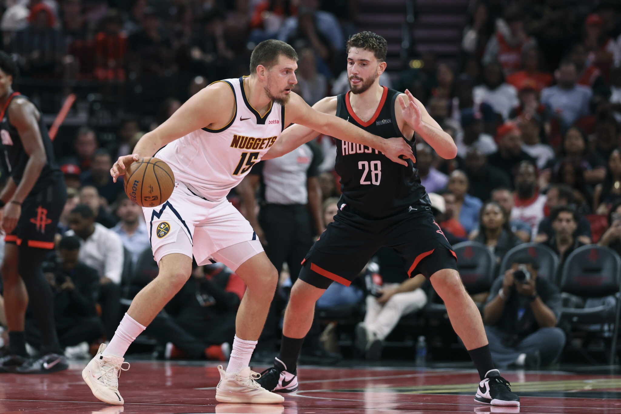 Jokić impone su ley para que Denver frene a unos Rockets que no se rindieron, 112-109