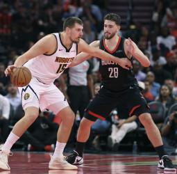 Jokić impone su ley para que Denver frene a unos Rockets que no se rindieron, 112-109
