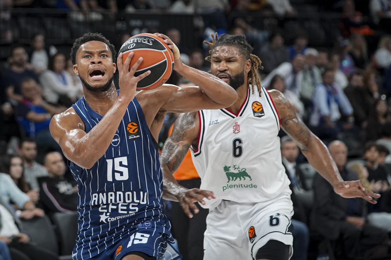 Milán sobrevive en Estambul tras dos prórrogas: LeDay y Shields lideran una victoria de carácter, 93-97