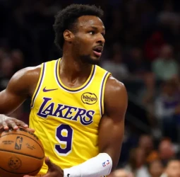 Bronny James gana minutos en los Lakers