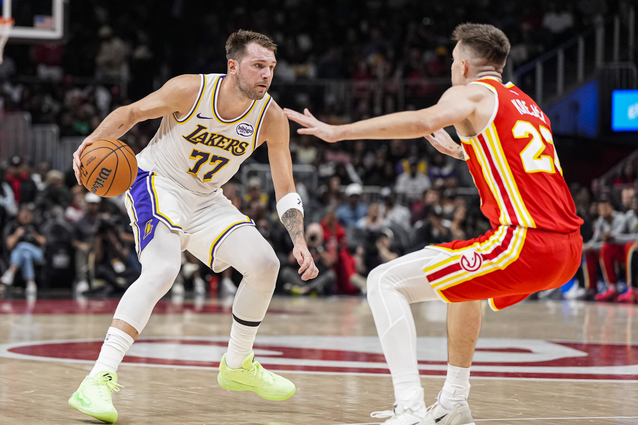 Gueye lidera la rebelión de los suplentes: los Hawks, plagados de bajas, arrollan a los Lakers (122-102)