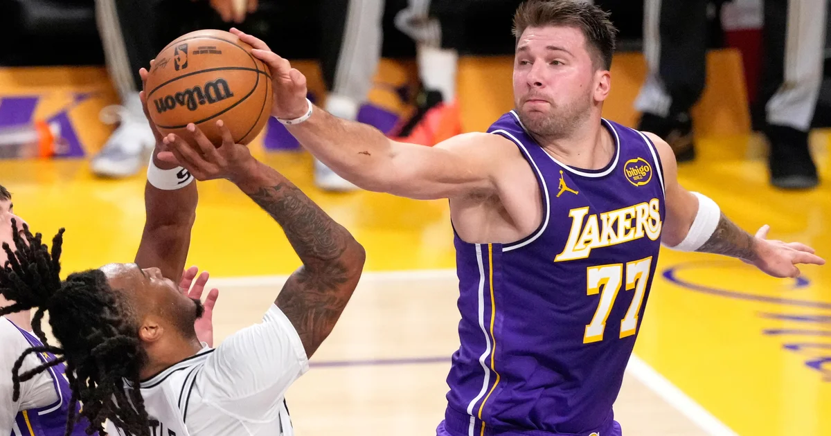 Los Lakers resisten un final caótico ante los Spurs (118-116)