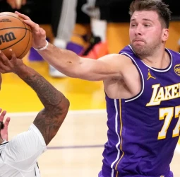Los Lakers resisten un final caótico ante los Spurs (118-116)