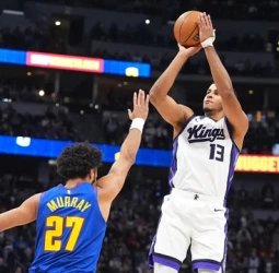 Westbrook cambia el pulso del partido y los Kings frenan su caída: 128-123 ante un Jokic descomunal