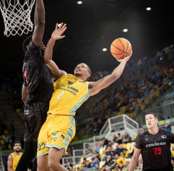 El Dreamland Gran Canaria se hace fuerte en el Arena y doblega al Coviran Granada (90-85)
