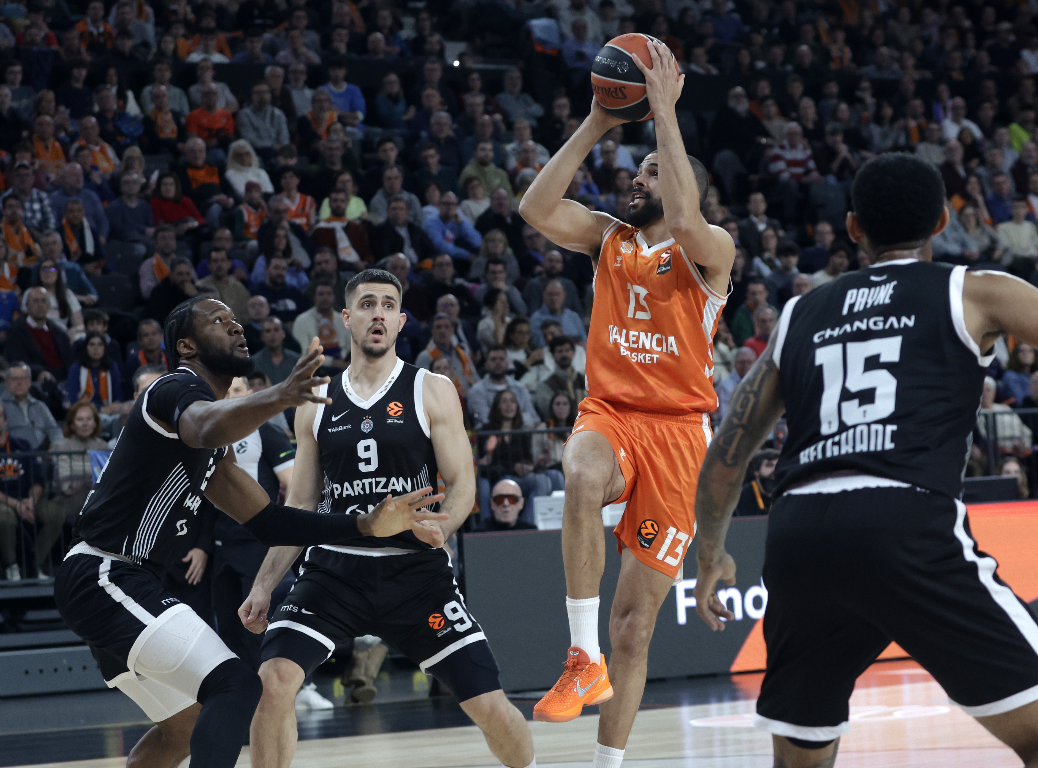 Un notable Valencia Basket vence al Partizan y confirma que sigue intratable en el Roig Arena (86-73)