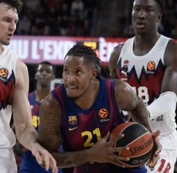 El Barça tira de orgullo y derrota al Baskonia tras tres prórrogas (134-124)