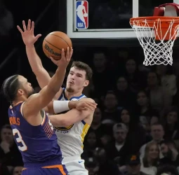 Un tiro libre sobre la bocina rescata a Phoenix en un final agónico ante Golden State, 98-99