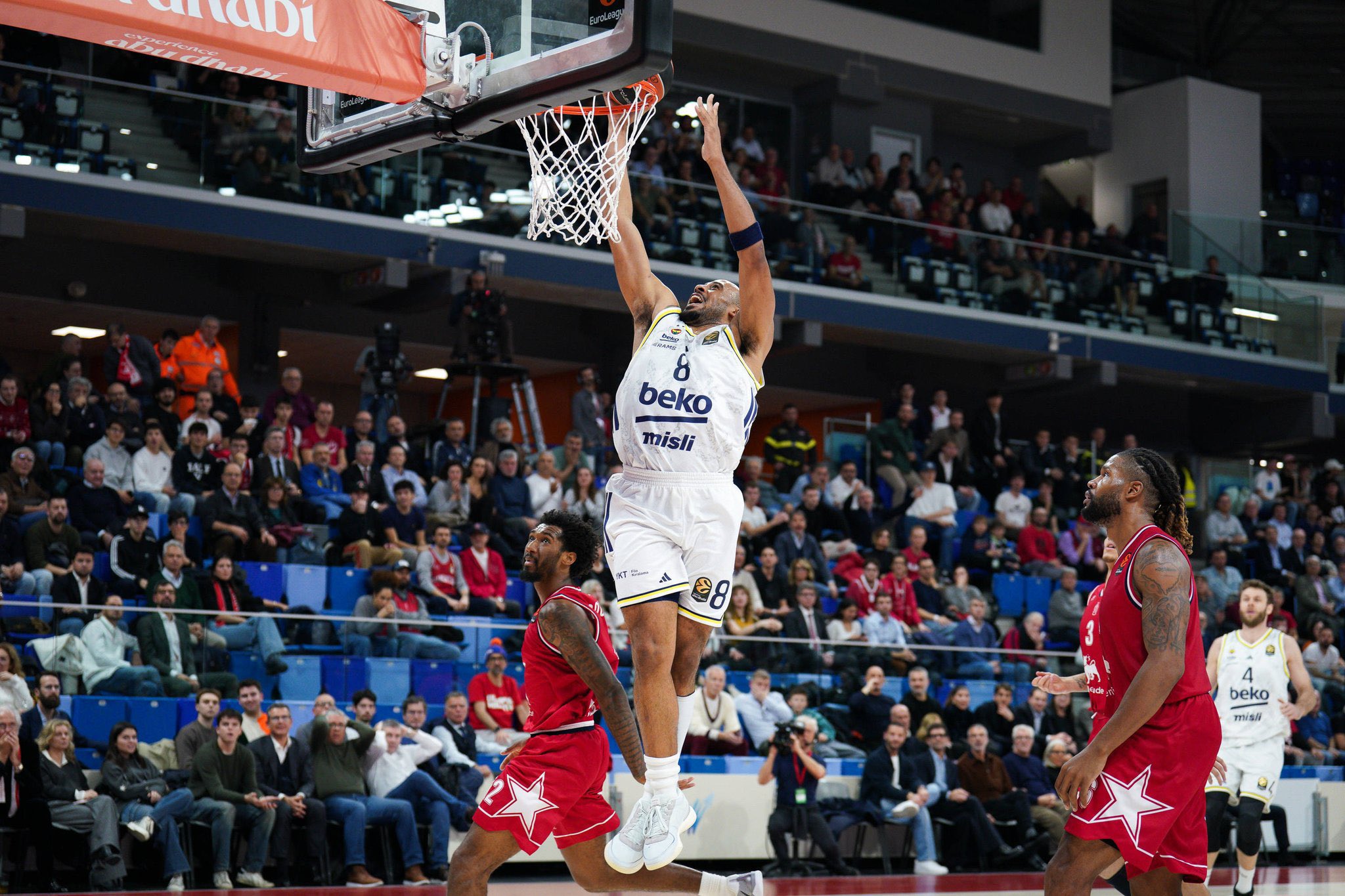 Horton-Tucker marca el camino y Fenerbahce asalta Milán con autoridad, 72-87