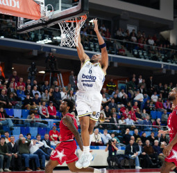 Horton-Tucker marca el camino y Fenerbahce asalta Milán con autoridad, 72-87