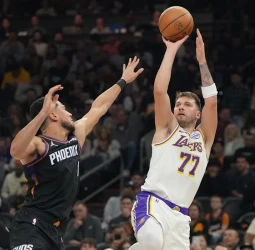 LeBron rescata a los Lakers desde la línea tras un final al límite en Phoenix, 116-114