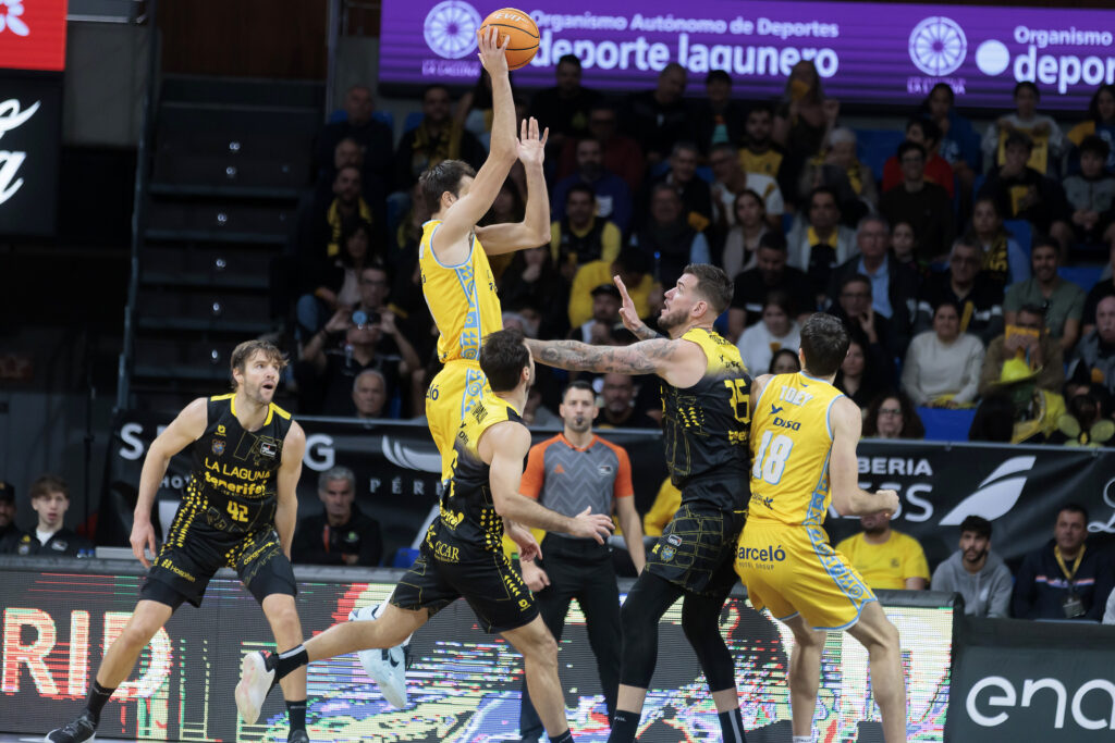El Dreamland Gran Canaria da la sorpresa en Tenerife (70-71)
