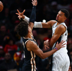 Wembanyama marca el camino y los Spurs aplastan a Atlanta en una noche sin discusión, 126-98