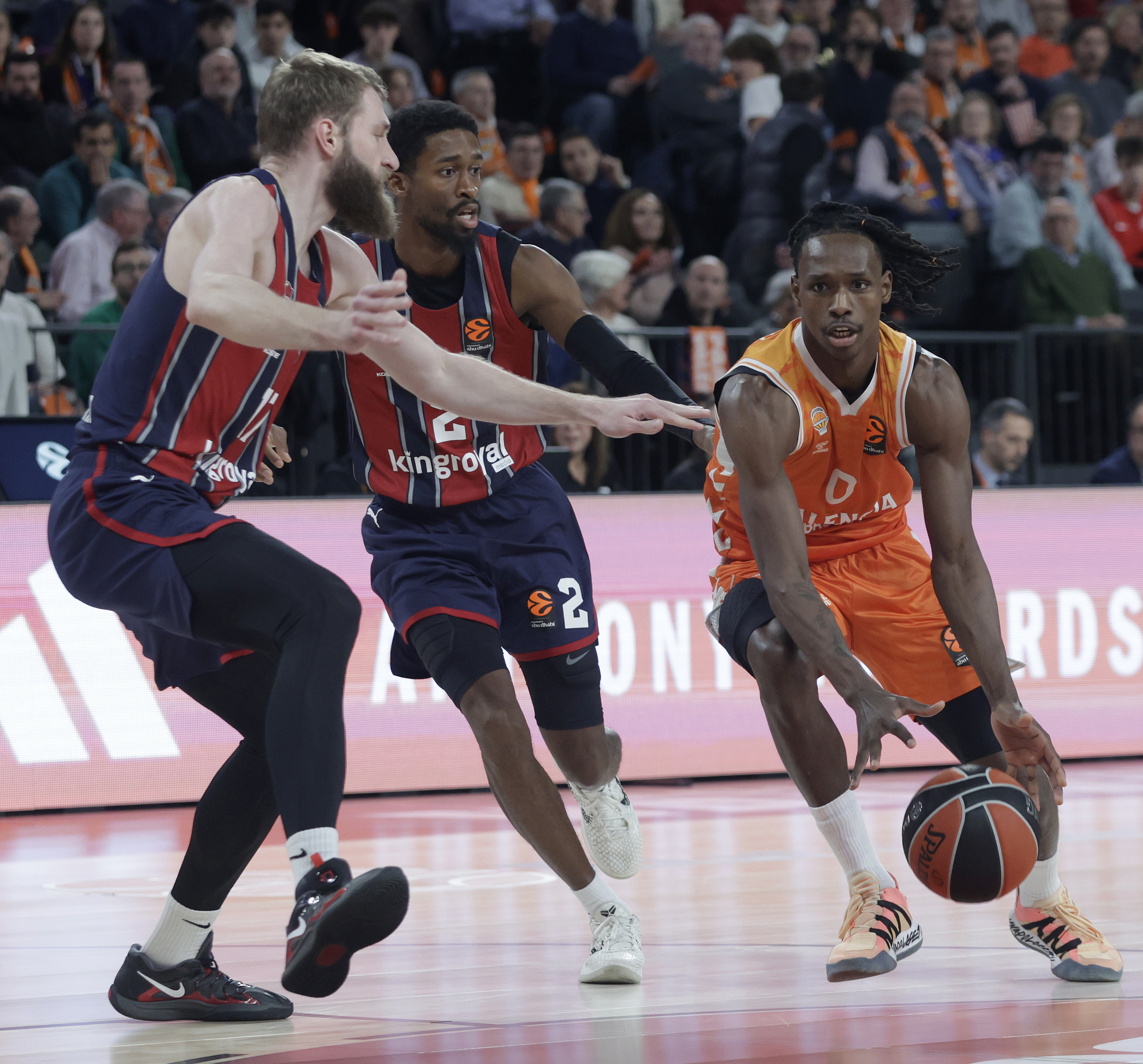 Valencia Basket aleja los fantasmas de los últimos partidos con una sufrida victoria en casa ante el Kosner Baskonia (91-81)