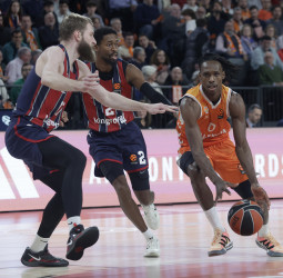 Valencia Basket aleja los fantasmas de los últimos partidos con una sufrida victoria en casa ante el Kosner Baskonia (91-81)