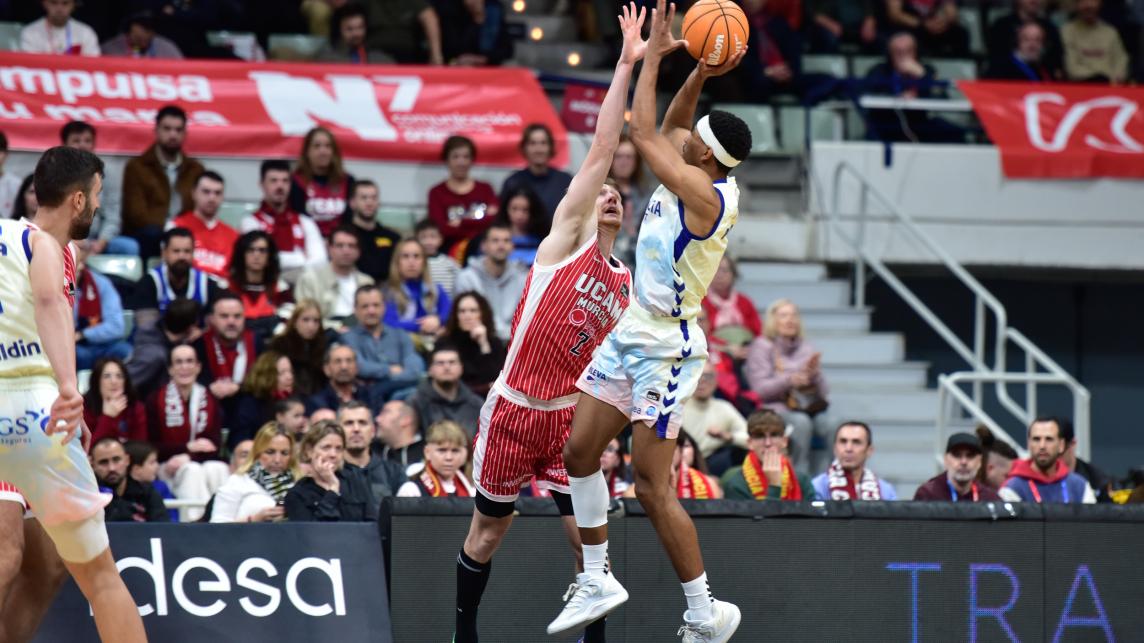UCAM Murcia controla el encuentro ante Valencia Basket (92-80)