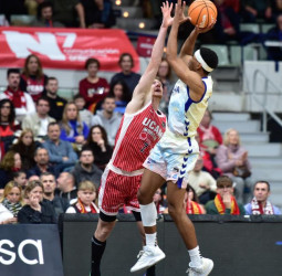 UCAM Murcia controla el encuentro ante Valencia Basket (92-80)