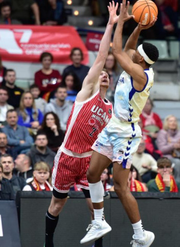 UCAM Murcia controla el encuentro ante Valencia Basket (92-80)