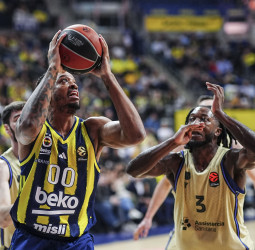 Baldwin decide desde la línea y Fenerbahçe corta en seco la racha del Barça, 72-71