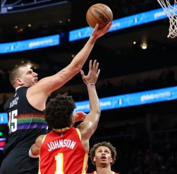 Denver remonta 23 puntos y asalta Atlanta en un final de infarto, 134-133