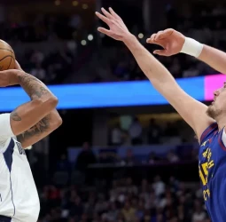 Anthony Davis impone su ley en Denver y guía a unos Mavericks que encadenan victorias, 131-121
