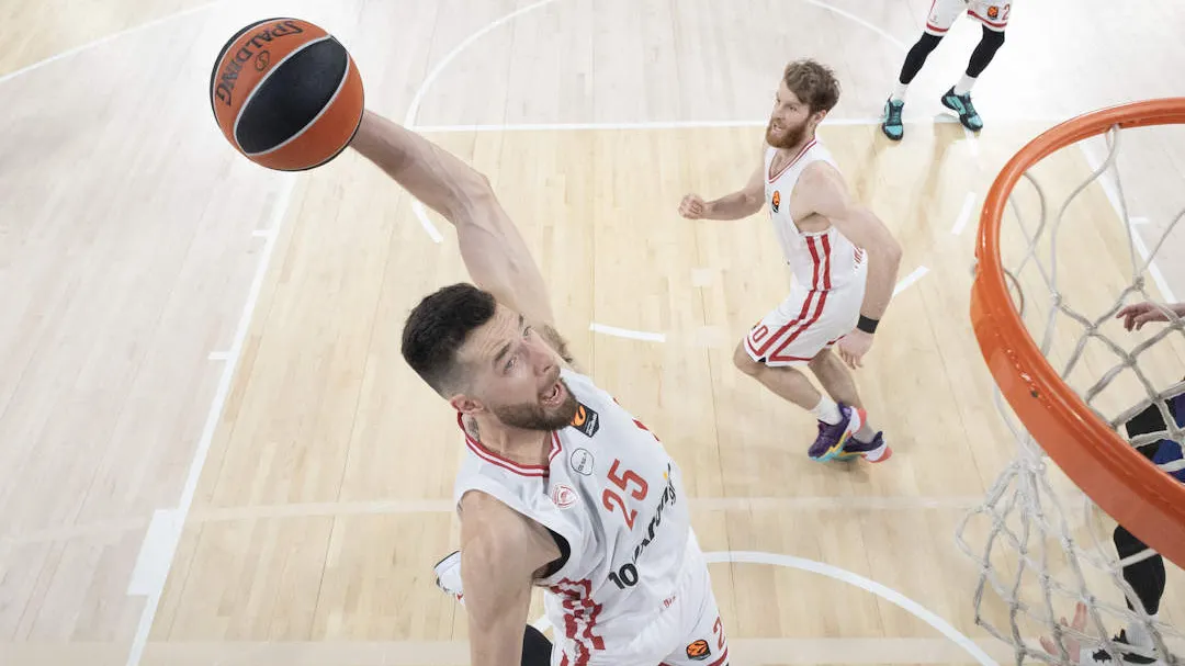 Valencia se examina en El Pireo ante un Olympiacos necesitado de reacción