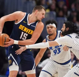 Jokić hace historia y Denver impone su ritmo para tumbar a Orlando, 115-126
