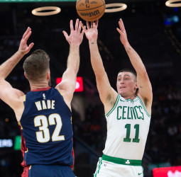 Pritchard firma su gran noche y Brown completa un triple-doble: los Celtics sobreviven en Cleveland (117-115)