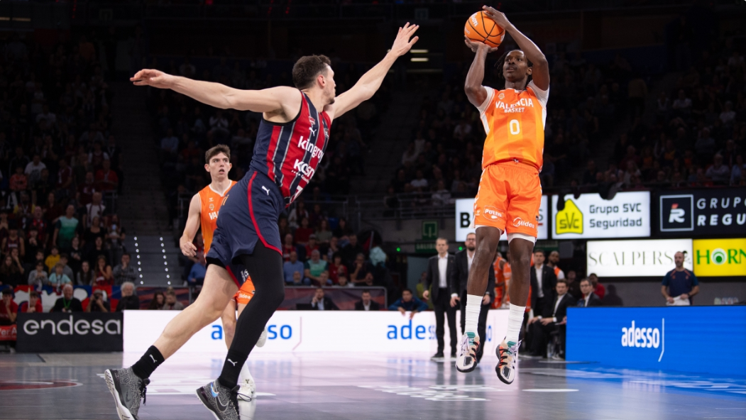 Kam Taylor silencia el Buesa y sostiene el liderato taronja, 89-91