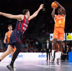 Kam Taylor silencia el Buesa y sostiene el liderato taronja, 89-91