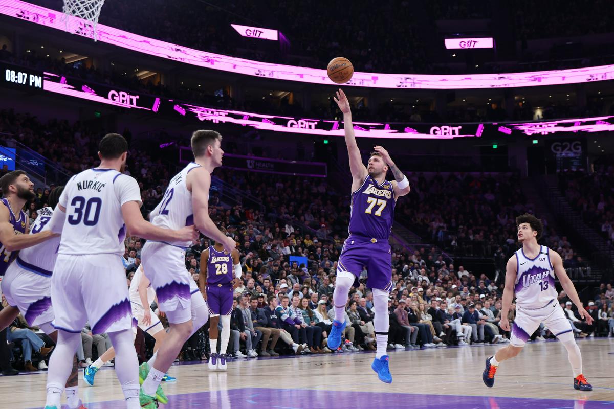 Doncic firma una noche histórica y lidera la victoria de los Lakers en Utah, 143-135
