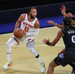 Brunson toma el mando y guía a los Knicks en una noche de resistencia colectiva ante Miami, 125-132