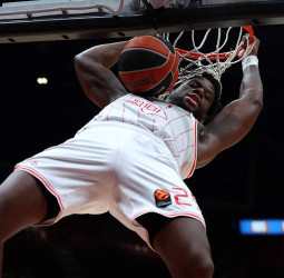 Oturu marca el pulso en Bolonia y Hapoel Tel Aviv se mantiene solo en lo más alto, 74-79